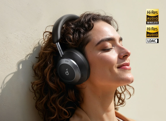 Die Frau trägt die kabellosen Kopfhörer soundcore Space One Pro