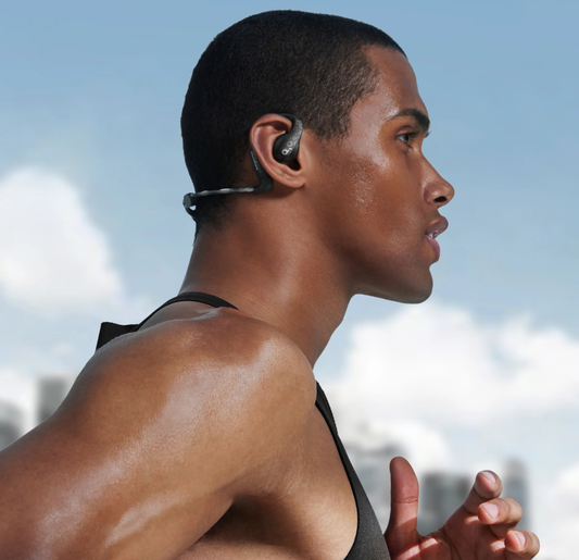 Der Mann trägt soundcore AeroFit Pro Sportkopfhörer für das Training im Freien