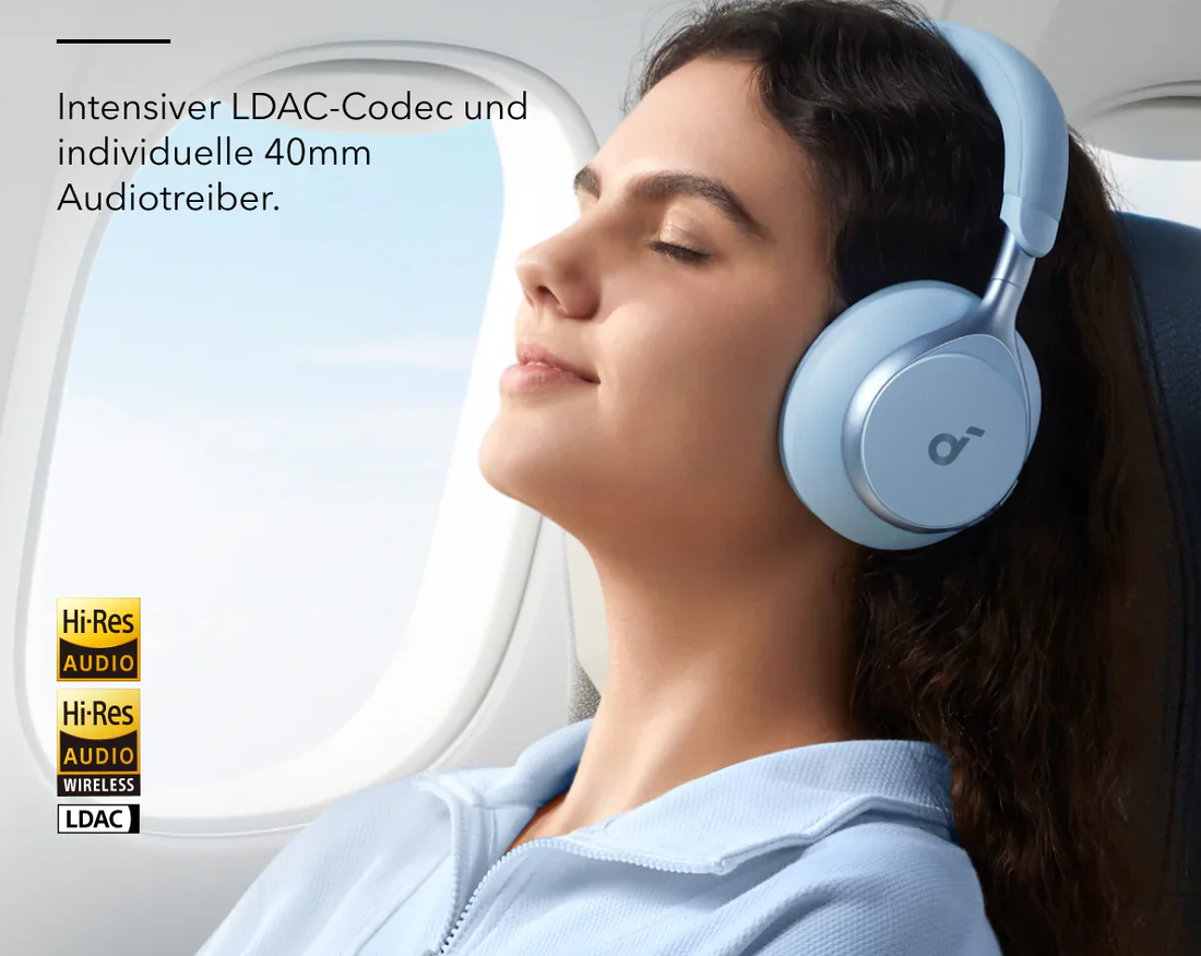 Die Frau, die im Flugzeug kabellose soundcore Space One-Kopfhörer verwendet