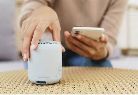 Wie lade ich einen Bluetooth-Lautsprecher ohne Ladeanschluss?