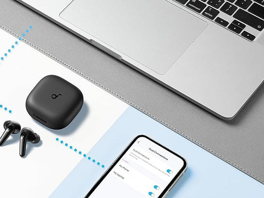 In-Ear-Kopfhörer werden mit einem Laptop verbunden