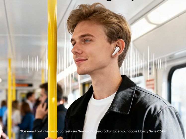 Ein Mann benutzt in der U‑Bahn Kopfhörer