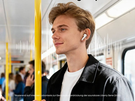 Ein Mann benutzt in der U‑Bahn Kopfhörer