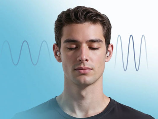 Ein Mann schläft mit In-Ear-Kopfhörern