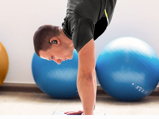 Ein Mann beim Sport mit In-Ear-Kopfhörern