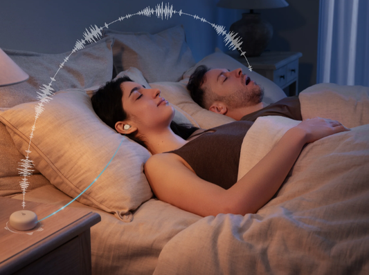 Die Dame benutzt den soundcore Sleep A30 gegen Schnarchen