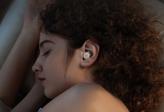Tragen Sie die soundcore Sleep A20 Schlafkopfhörer beim Schlafen auf der Seite