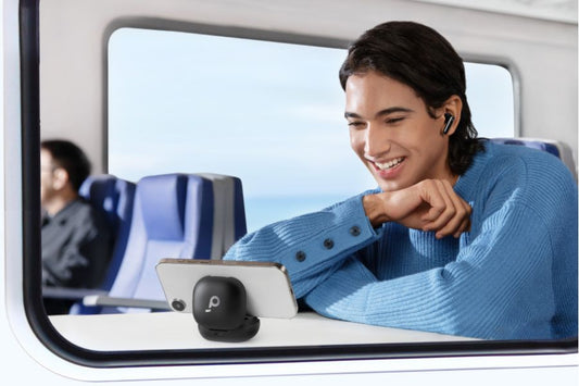 Man spricht durch In-Ear-Kopfhörer