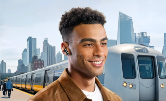 Mann trägt In Ear Kopfhörer
